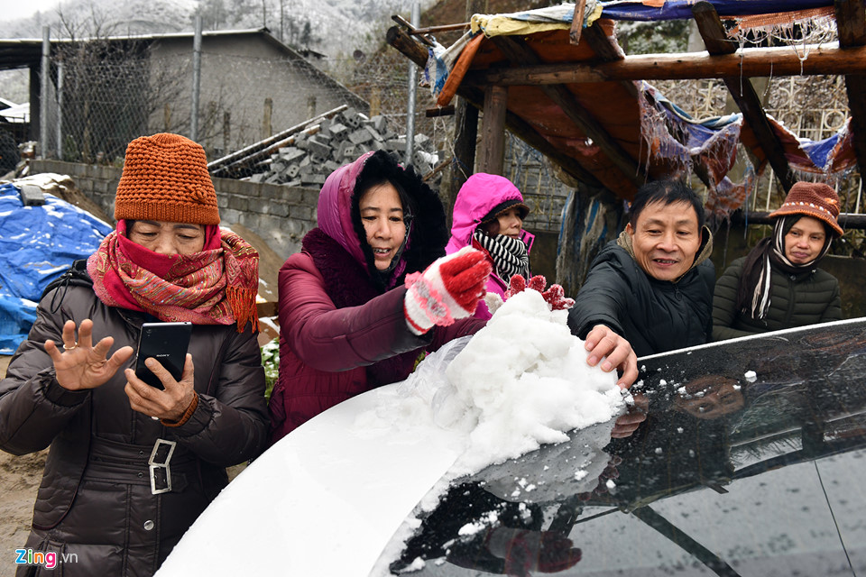 Du khách băng rừng săn tuyết Sa Pa